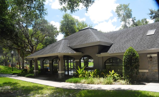 ENJOY THE POOLSIDE LAKEFRONT!