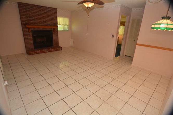 Familly room w Fireplace