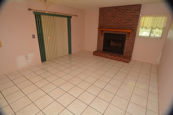 Family Room w Fireplace